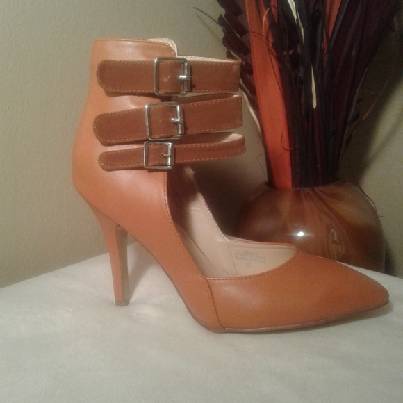 Chase + Chloe Shoes - 🆕️ CHASE & CHLOE: Strap Shoes